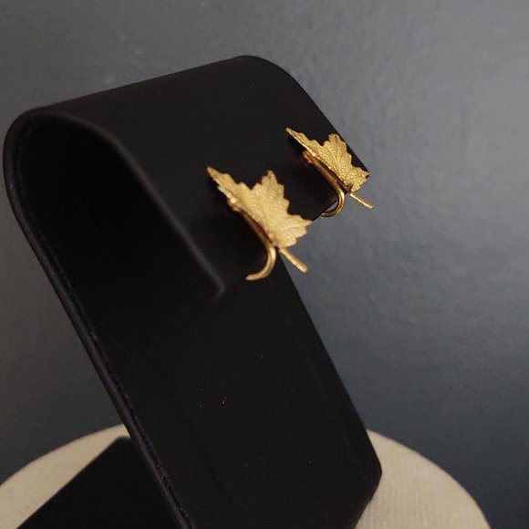 Clip on gold textured leaf earrings - Picture 3 of 6